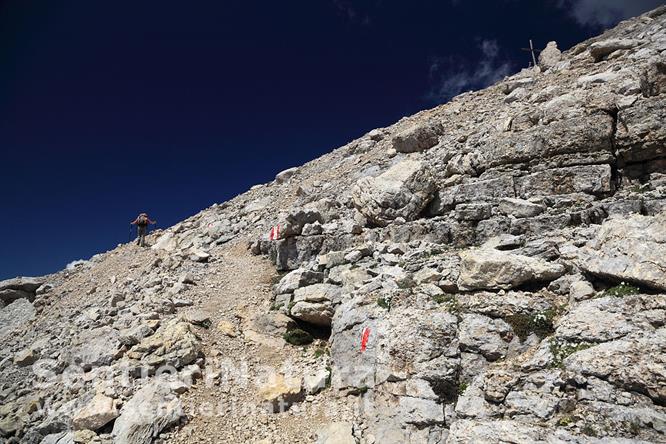 10-Il sentiero poco sotto la cima del Sasso della Croce