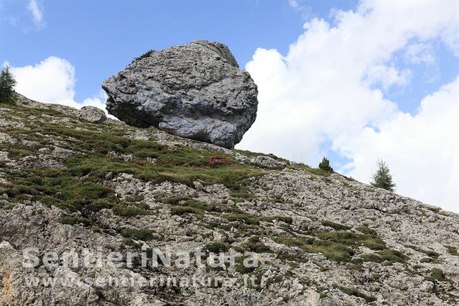 01-Il macigno dipinto di blu alla base del Sas da Stria