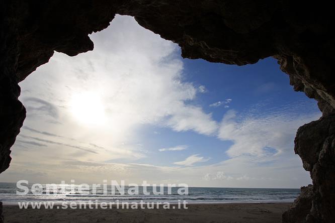 04-Il mare dall'interno della caverna