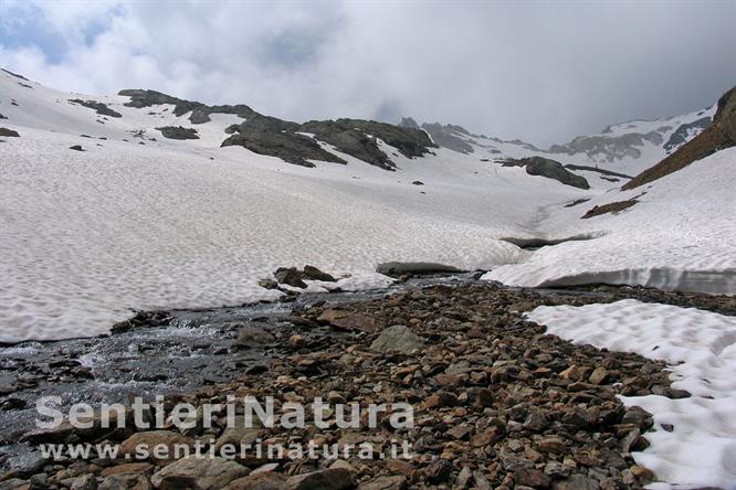 08-Nevai in dissolvimento lungo il torrente