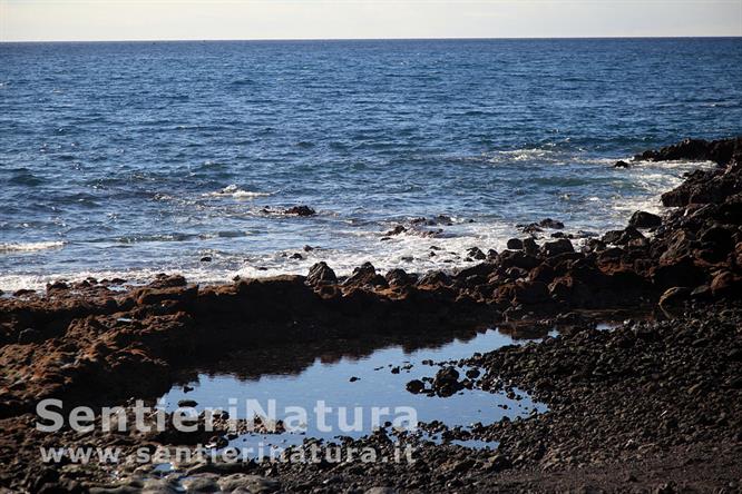 02-Rocce laviche lungo la linea di costa