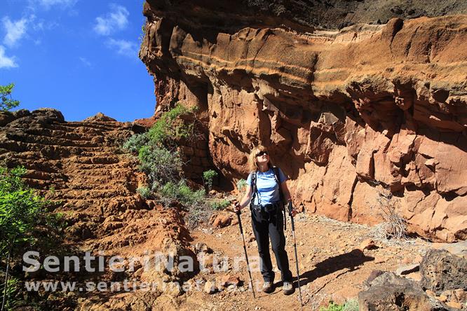 18-Parete rocciosa sotto l'arco naturale