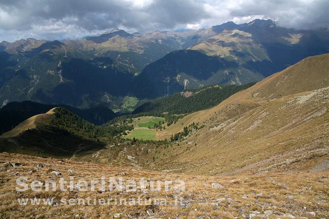 06-Le malghe alte della Val Casies dalla cresta del Corno Alto