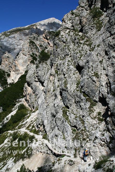 20-Attrezzature sul sentiero che scende verso il lago di Braies