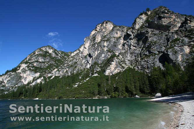 21-Sulla riva del lago di Braies