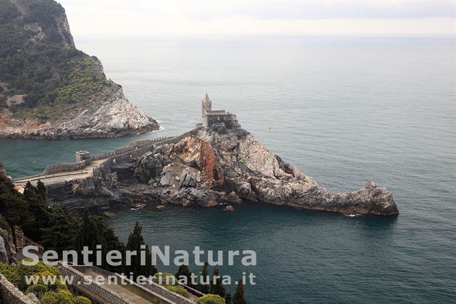 01-La chiesa di San Pietro a picco sulle scogliere