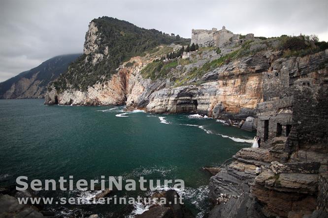 15-Una coppia di sposi presso il promontorio di San Pietro