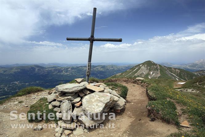 09-La croce di vetta di Cima Lepri e sullo sfondo il Pizzo di Sevo