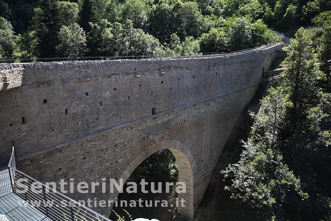 04-Il ponte acquedotto romano di Pont d'Ael (3 a.C.)