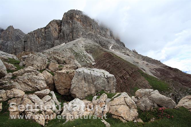 20-I grossi massi alla base del Cimon della Pala