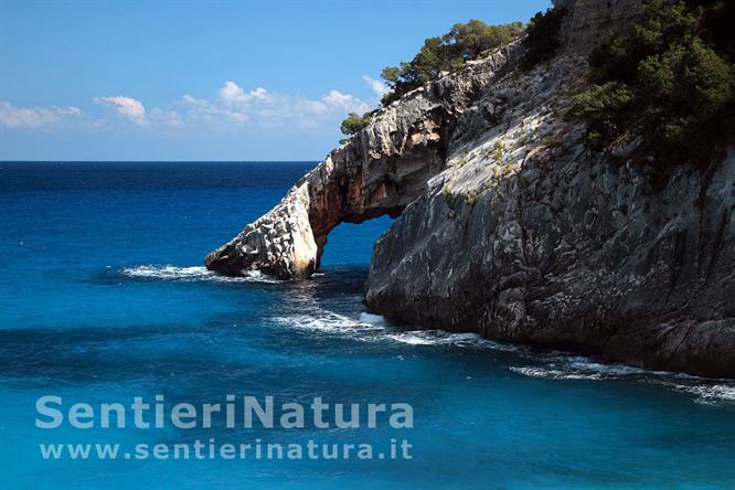 15-L'arco di roccia che chiude la Cala Goloritzè