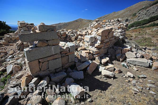 18-I ruderi del rifugio La Marmora sulle pendici meridionali del Bruncu Spina