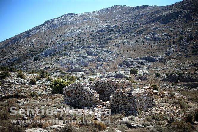 10-Resti di ricovero in pietra presso Su Pradu