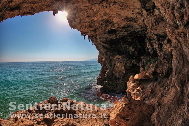 05-L'ingresso della Grotta del Bue Marino ramo nord