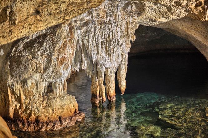 08-Specchio d'acqua all'interno della Grotta del Bue Marino