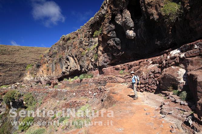 06-Terrazzamenti e cavità nel barranco de la Negra