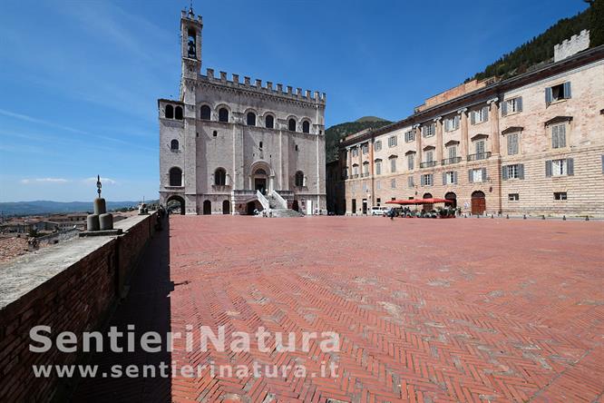 01-La piazza con il Palazzo dei Consoli a Gubbio