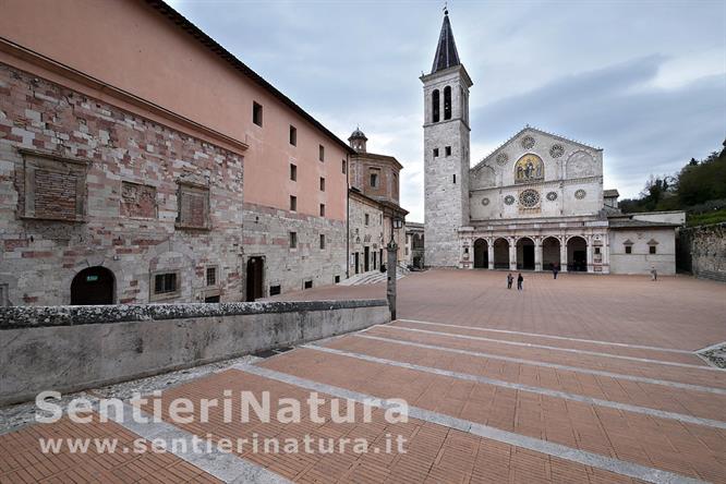 01-La scenografica scalinata al Duomo di Spoleto