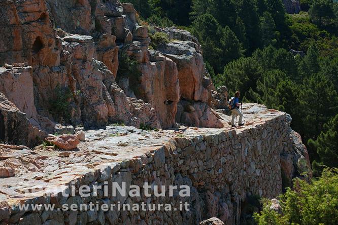 06-La massicciata della mulattiera che attraversa le Calanche