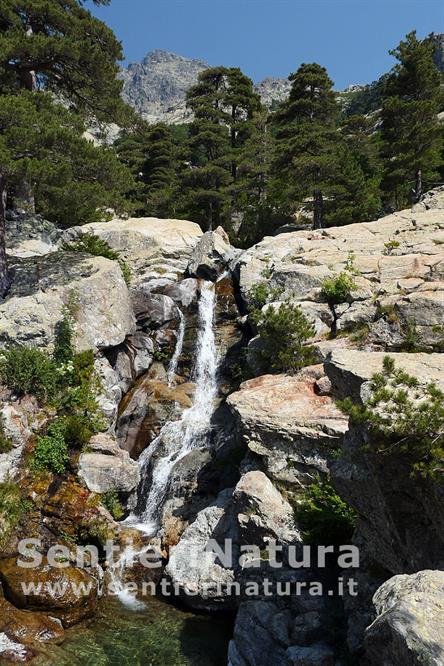 05-Il salto d'acqua principale lungo il sentiero delle cascate