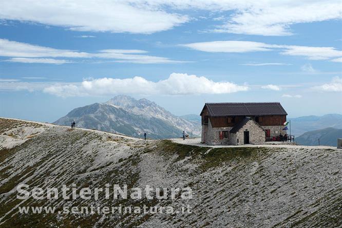 04-Il rifugio Duca degli Abruzzi sulla cresta del Monte Portella