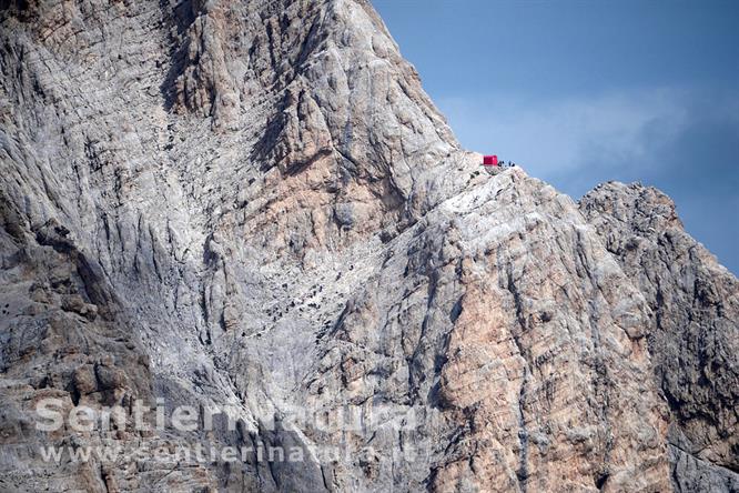 09-Il bivacco Bafile sulle pareti del Corno Grande