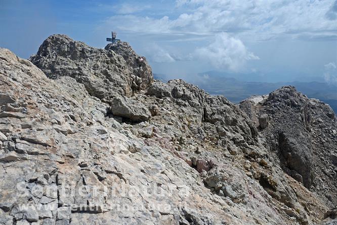 08-La croce di vetta del Corno Grande