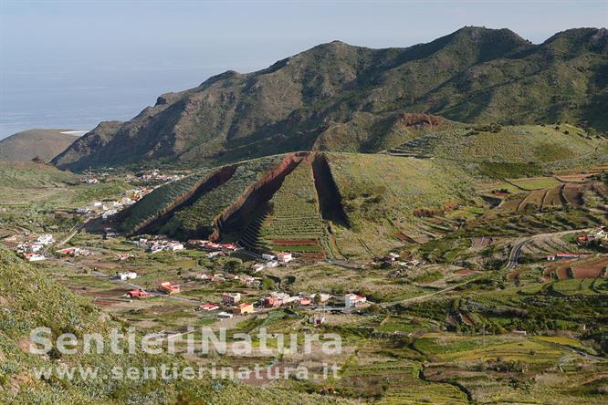02-El Palmar con la caratteristica Montaña La Sahorra