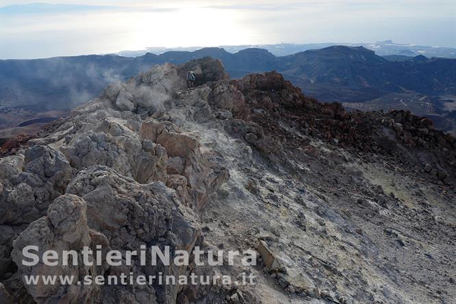 02-Il cratere del Teide con gli sbuffi sulfurei