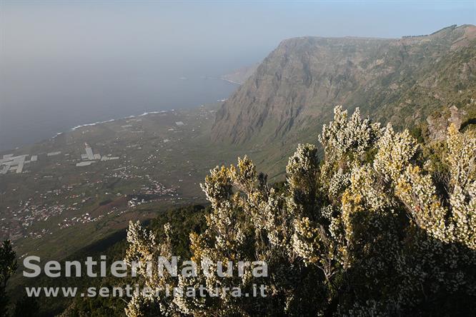 07-Il belvedere de la Llania è esposto vertiginosamente sul Golfo