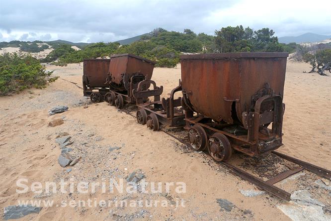 11-Vecchi carrelli minerari con ciò che resta della linea di trasporto