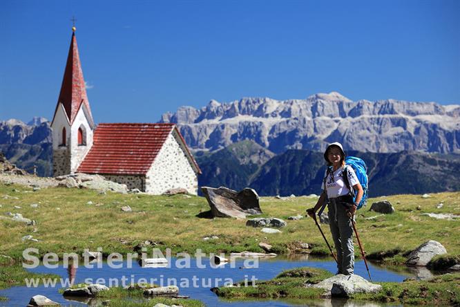 09-Le Dolomiti fanno da sfondo al Santuario Santa Croce di Latzfons