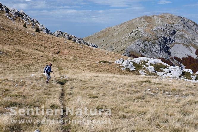 06-Lungo la salita alla Serra Dolcedorme con il Pollino sullo sfondo