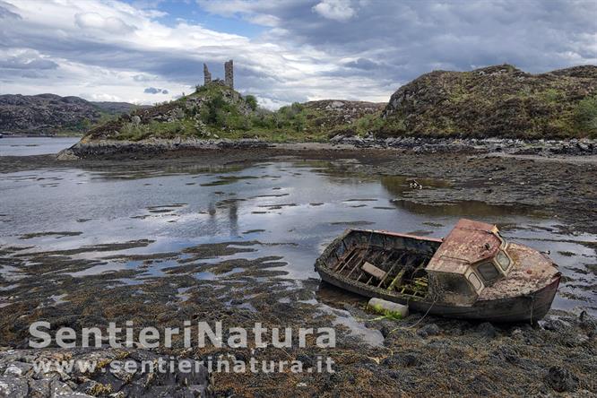 08-Le rovine di Caisteal Maol svettano sulla piccola baia