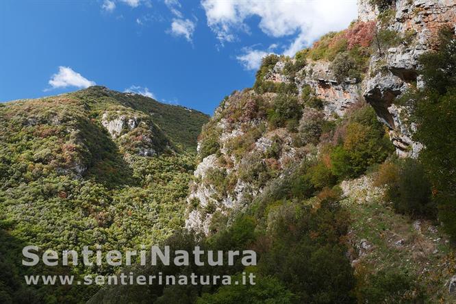 03-Uno scorcio sulle montagne che rinserrano il Calore