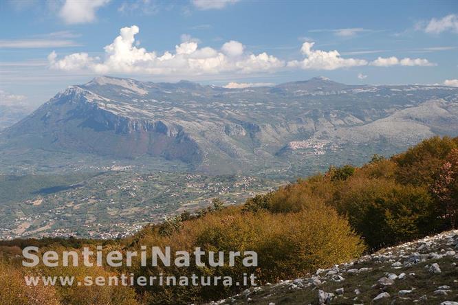 04-Dal monte Soprano il panorama si apre verso i monti Alburni