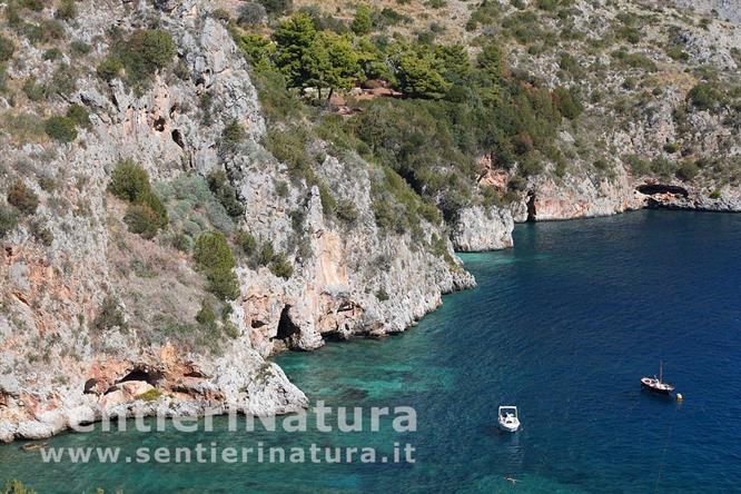 05-La costa degli Infreschi segnata da cavità