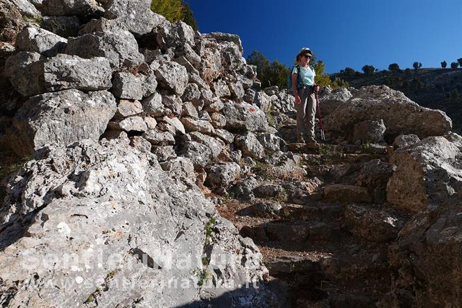 02-Gradinata rocciosa nella salita al monte Bulgheria