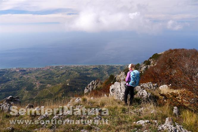 05-Panorama sul Tirreno dalla cima del monte La Caccia