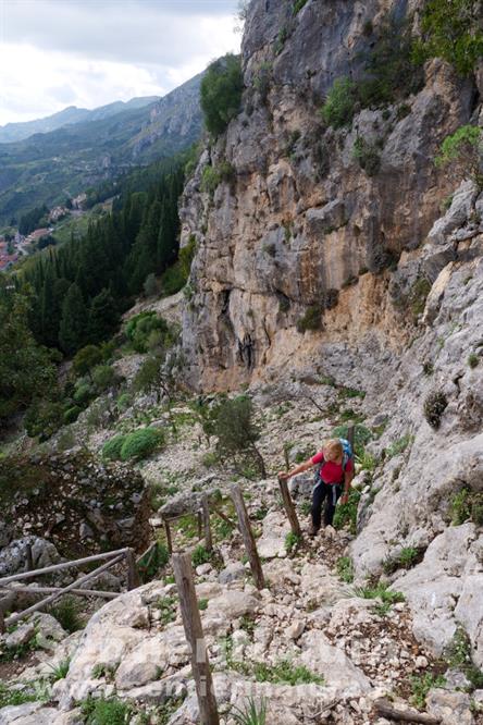 01-Passaggio protetto lungo la salita al Castello