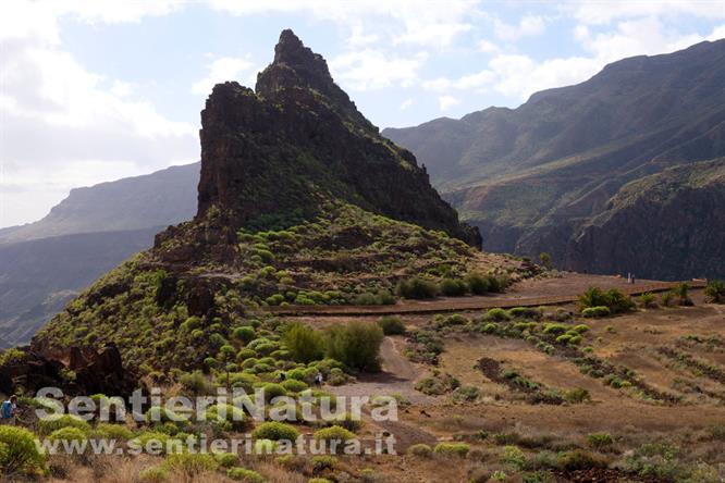 02-La Fortaleza si erge isolata lungo il barranco di Tirajana