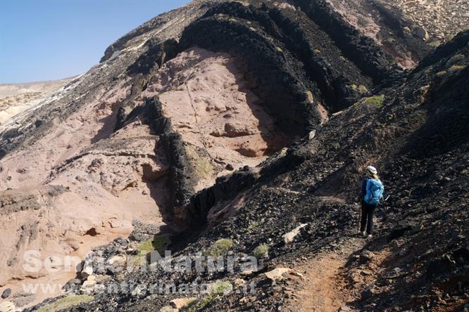 04-Fasce rocciose nere e rosa si alternano lungo la percorrenza costiera