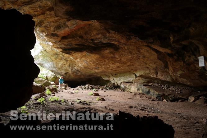 01-L'interno della grotta di Serbissi