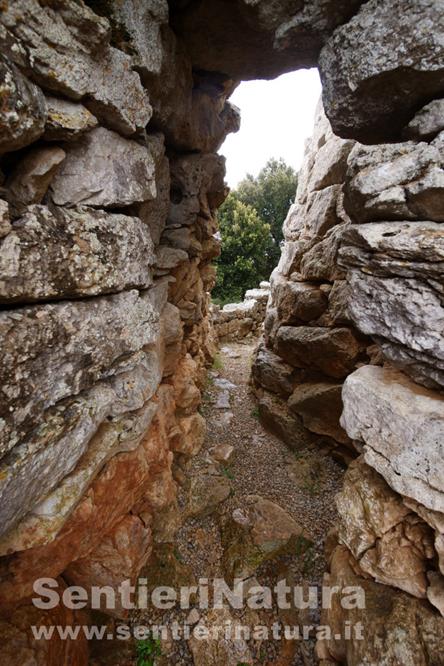 05-I poderosi blocchi squadrati del Nuraghe di Serbissi