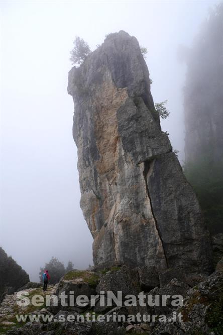 07-Le nebbie avvolgono i torrioni ai piedi della Serra Perdu Isu