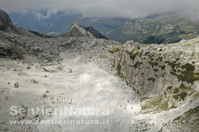 06-Il costone con il rifugio Tuckett