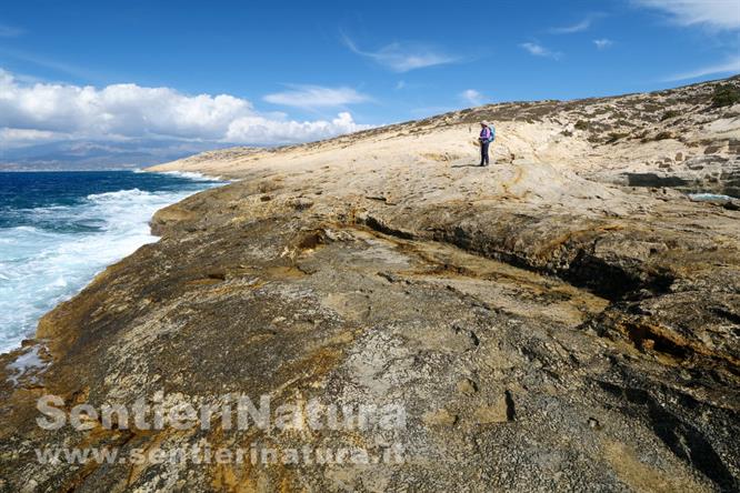 05-La scogliera giallastra che chiude a nord la spiaggia di Matala
