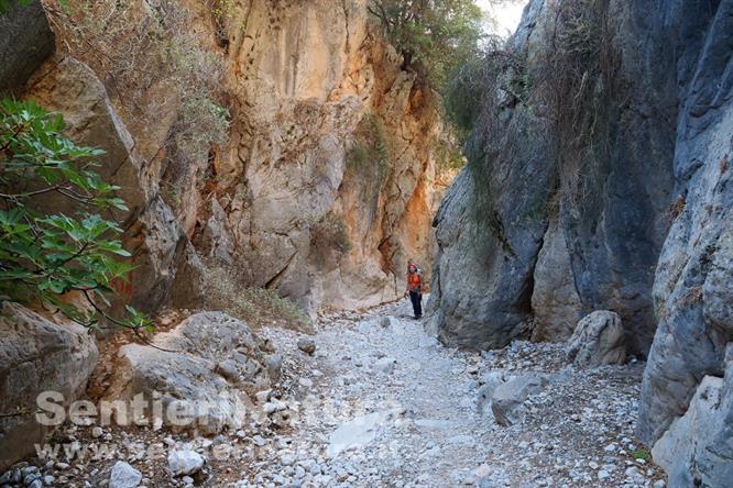 01-Le strette pareti che racchiudono la gola di Imbros