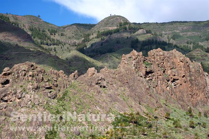 03-Dorsale rocciosa in mezzo al solco del barranco