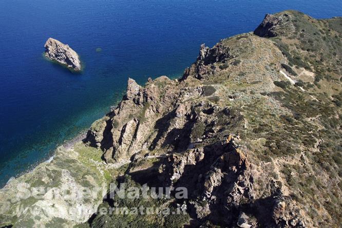 02-La costa settentrionale di Panarea a picco sul mare